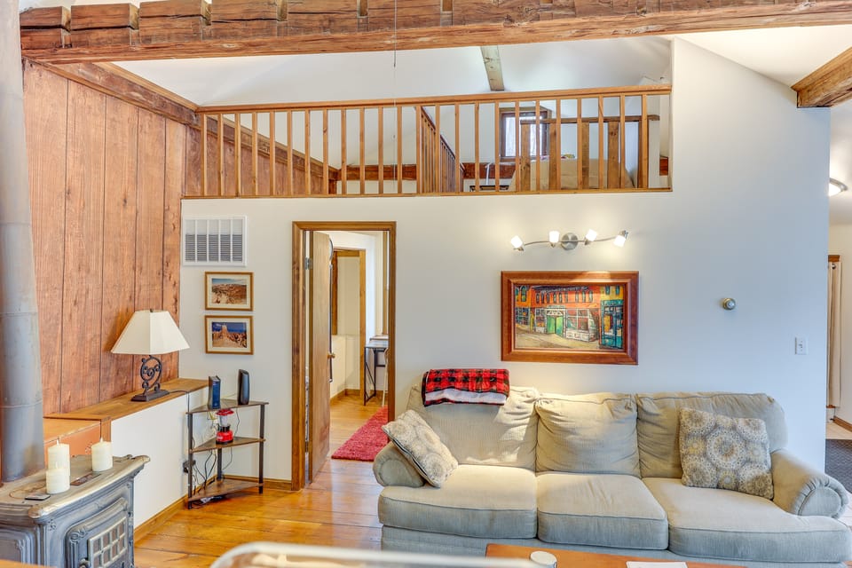 Chagrin Falls Cottage  2 Mi to Town House in Lake Erie