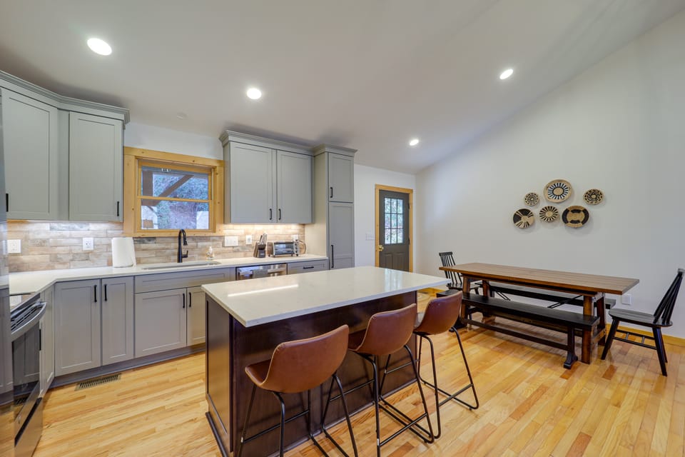 Blowing Rock Escape w/ Covered Deck & Fire Pit House in Watauga