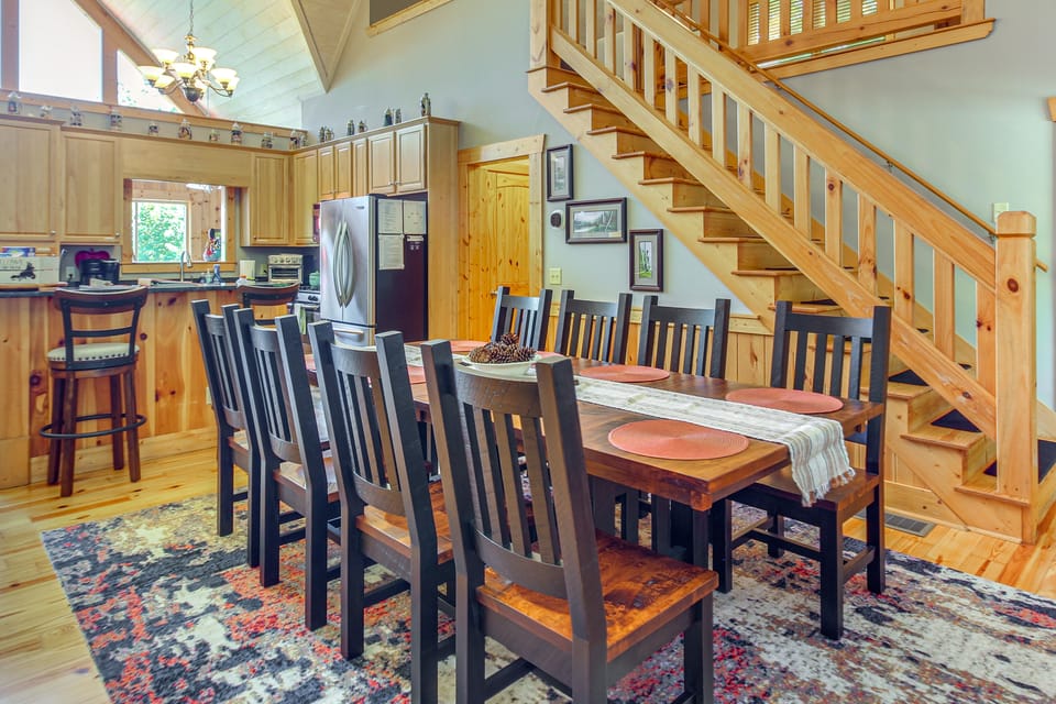 Ellijay Cabin w/ Hot Tub & Mountain Views House in East Ellijay