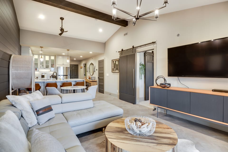 Views + Pool Access: Luxurious Lake Ozark Condo Apartment in Lake of the Ozarks