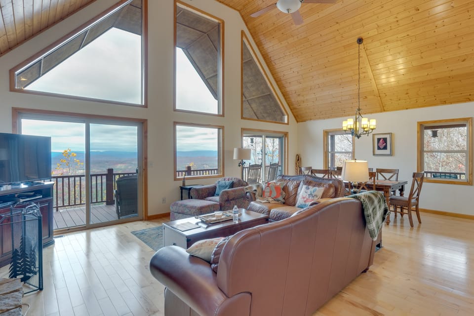 Spacious Murphy Retreat w/ Decks & Game Room! House in Tennessee