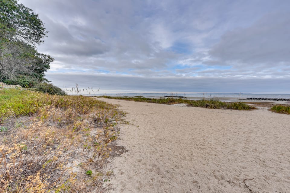 Walk to Beach: Hilton Head Condo w/ Screened Porch Apartment in Hilton Head Island