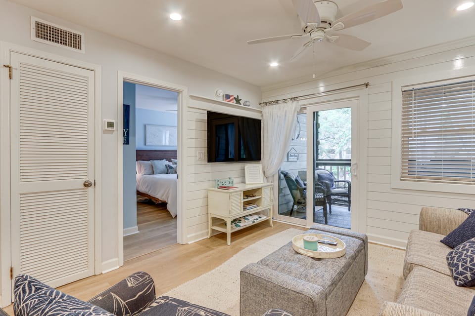 Walk to Beach: Hilton Head Condo w/ Screened Porch Apartment in Hilton Head Island