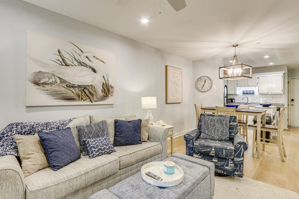Walk to Beach: Hilton Head Condo w/ Screened Porch Apartment in Hilton Head Island