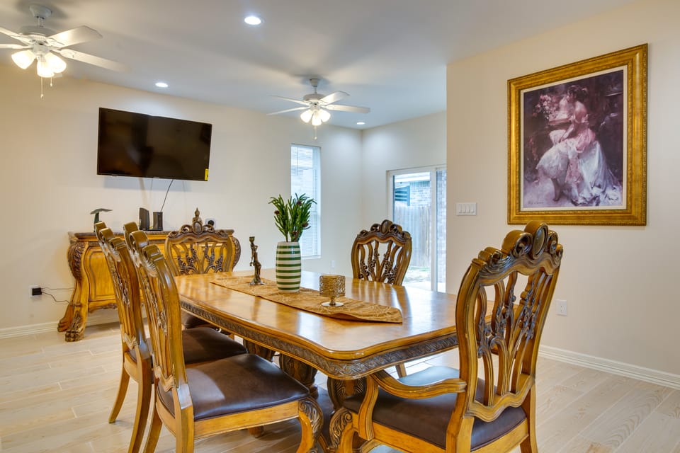 WFH-Friendly Brownsville Home w/ Private Patio House in Brownsville