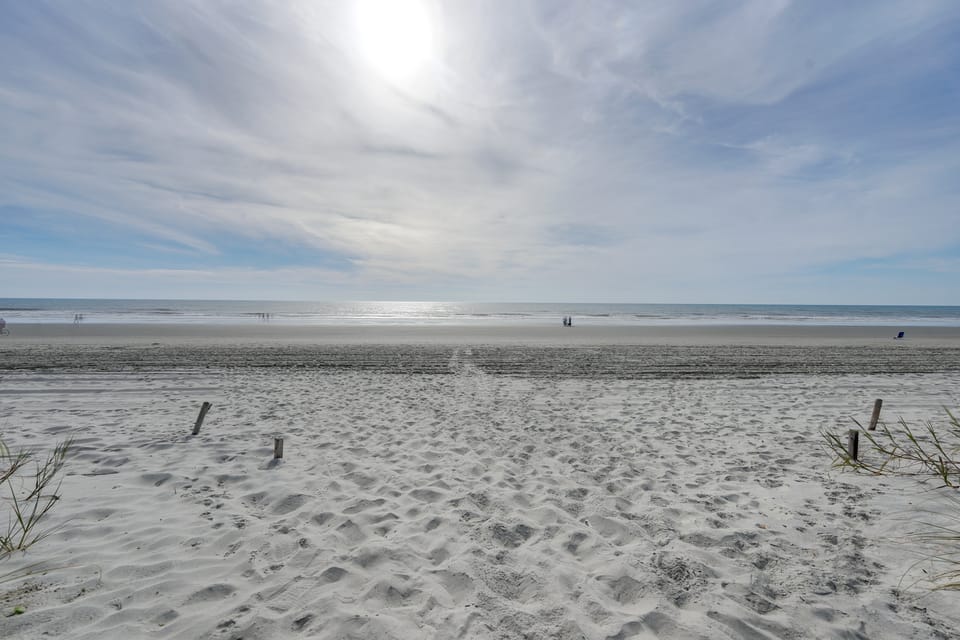 Steps to Ocean: High-End North Myrtle Beach Condo Apartment in North Myrtle Beach