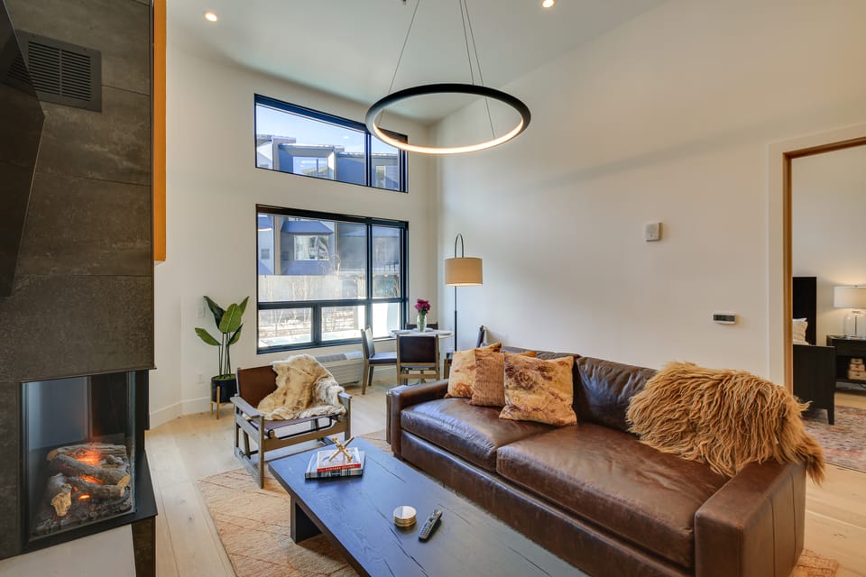 Luxe Schweitzer Condo w/ Hot Tub: Ski-In/Ski-Out! Apartment in Idaho