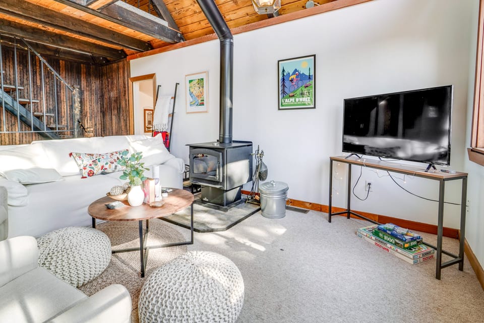 Serene Lakes Cabin w/ Deck: Dog Friendly! House in Sierra Nevada