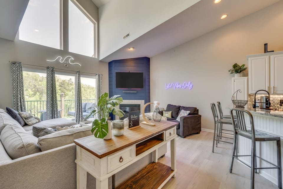 4 Mi to Dtwn: Gem w/ Lake Access in Camdenton Apartment in Ozark Mountains