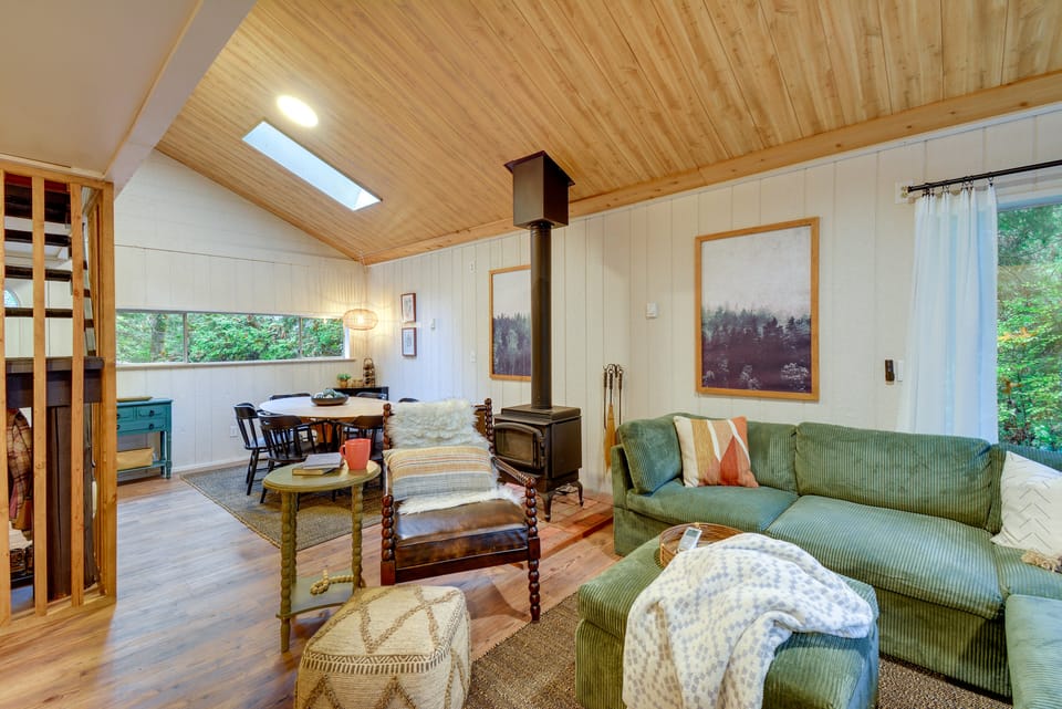 Harstine Island Cabin w/ Fire Pit: Walk to Beach! House in Puget Sound