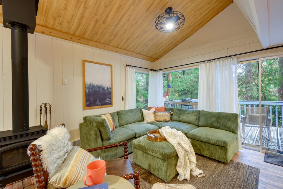 Harstine Island Cabin w/ Fire Pit: Walk to Beach! House in Puget Sound