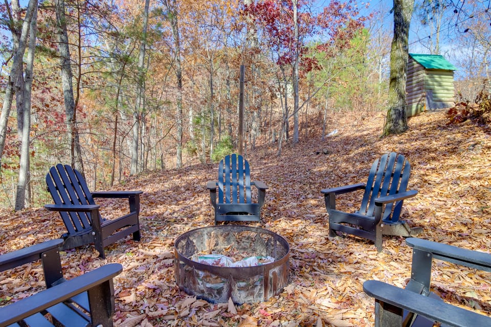 Modern-Rustic ‘Love Cabin’ in Cosby: Deck + Grill House in Sevier County