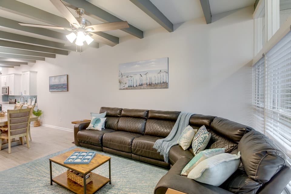 Bright Jekyll Island Home w/ Deck < 1 Mi to Beach House in Camden County