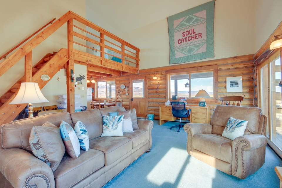Yellowstone Lodge w/ Game Room & Panoramic Views House in Montana