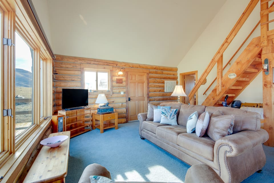 Yellowstone Lodge w/ Game Room & Panoramic Views House in Montana