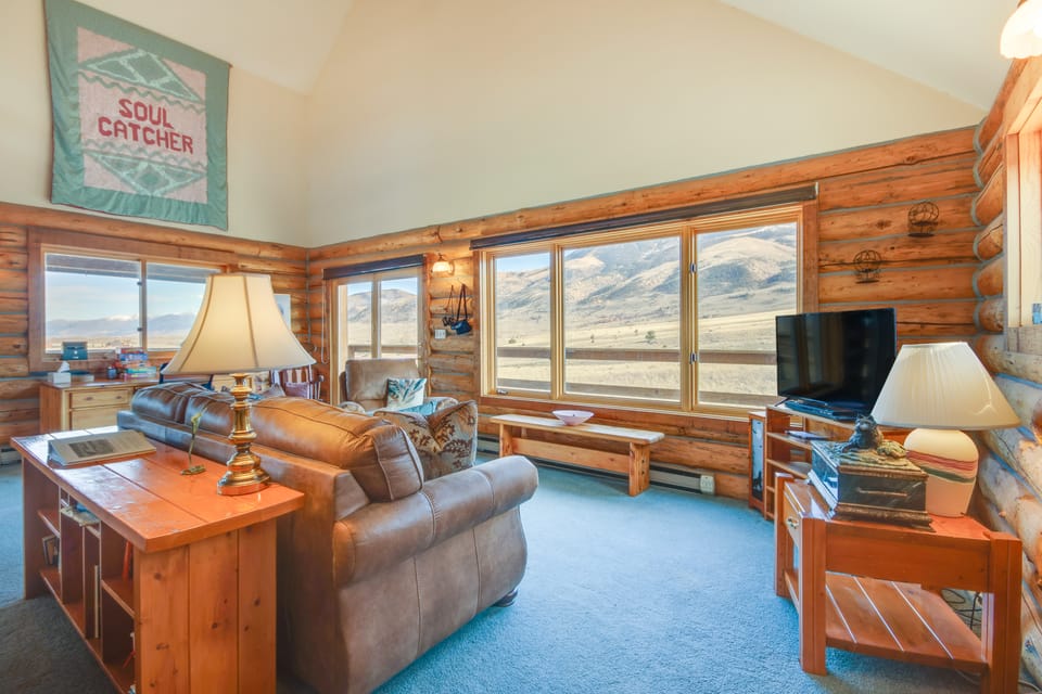 Yellowstone Lodge w/ Game Room & Panoramic Views House in Montana