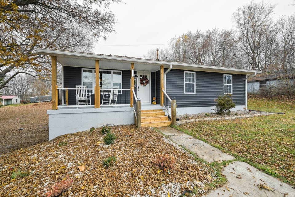 Vine Grove Home w/ Deck, 4 Mi to Saunders Springs! House in Indiana