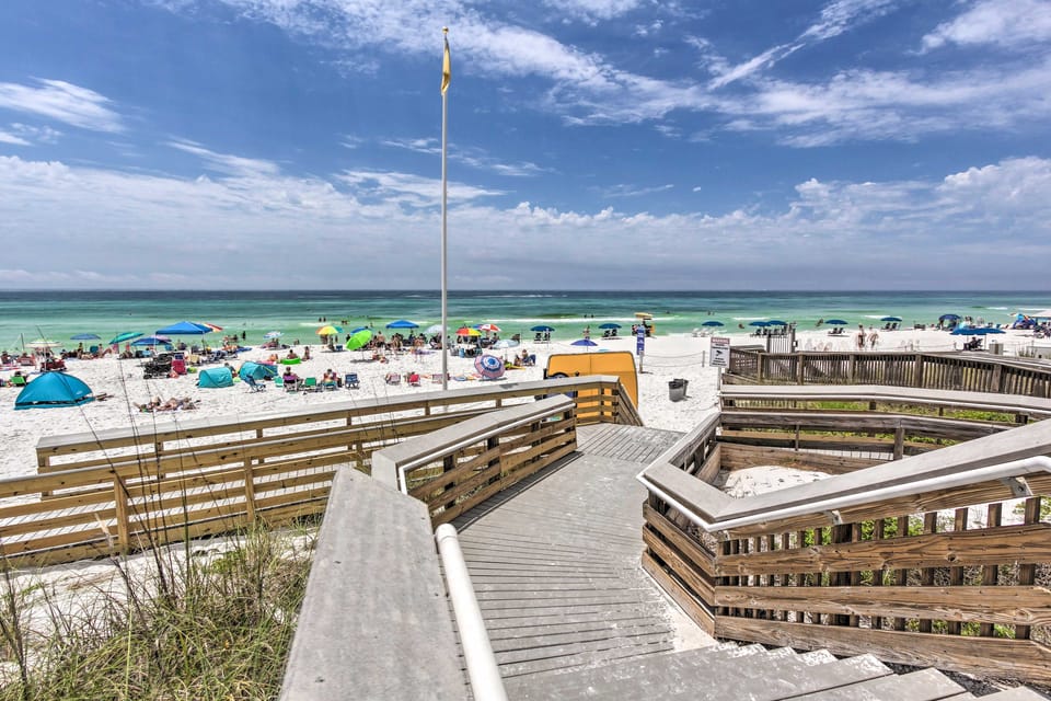 Winter Getaway: Destin Condo by Golf & Dining Apartment in Destin