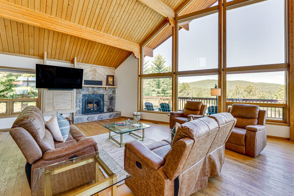 3 Mi to Ski Resort: Spacious Angel Fire Retreat House in Angel Fire