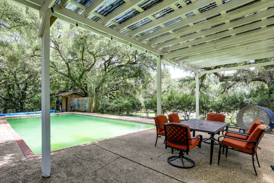 Historic 5,400-Sq-Ft Woodville Estate w/ Pool House in Mississippi