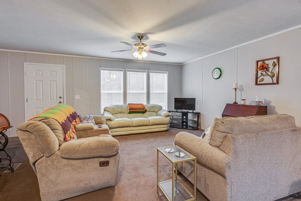 Pet-Friendly Home ~ 10 Mi to Hocking Hills! House in Ohio