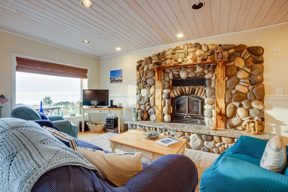 Oceanfront Home in Port Orford: The Lighthouse House in Oregon