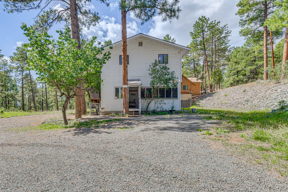 Ruidoso Retreat w/ Grill ~ 3 Mi to Grindstone Lake House in Ruidoso