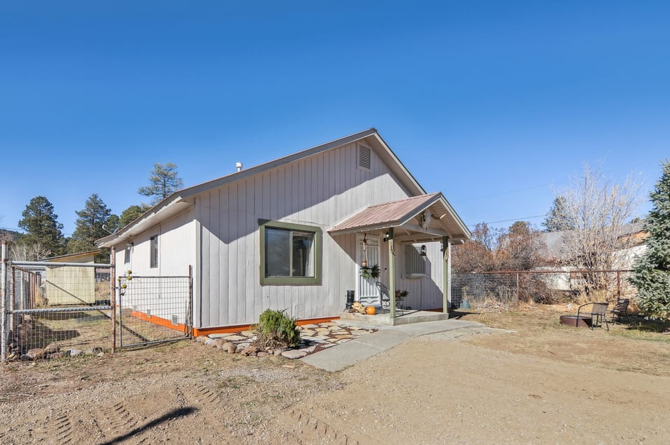 Single Tree Cottage - Walk to Downtown Chama! Cottage in Chama