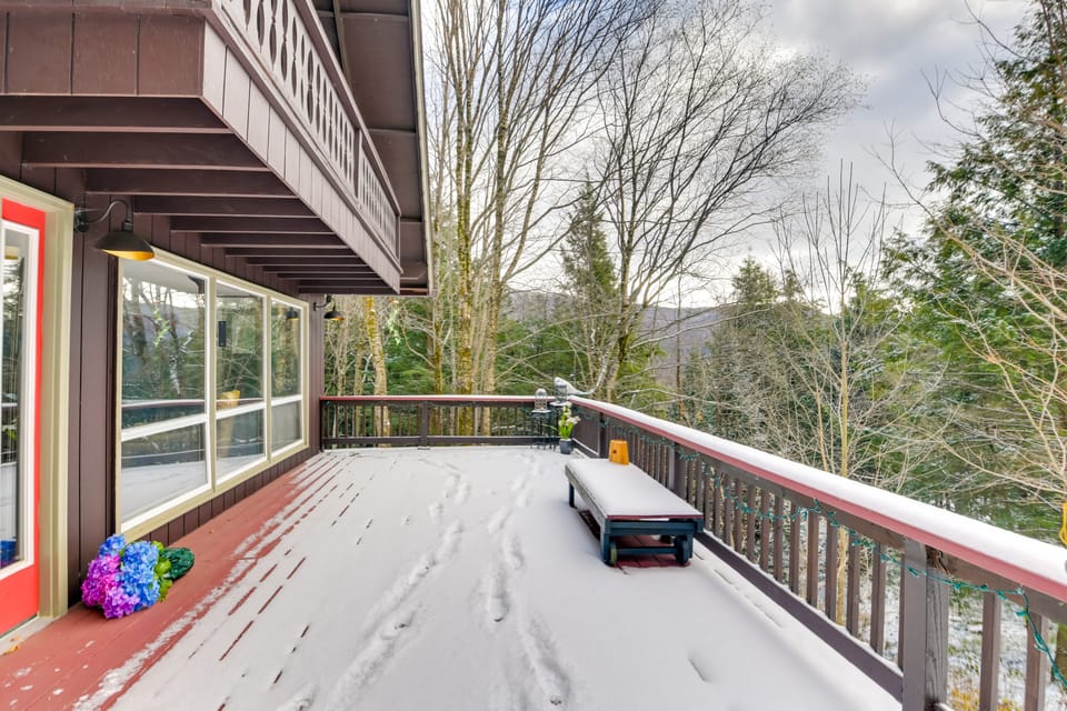 Pet-Friendly Home w/ Deck: 4 Mi to Jay Peak Resort House in Orleans