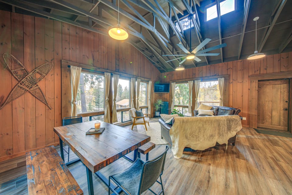 Bonners Ferry Cabin w/ Wraparound Deck & Views! House in Idaho