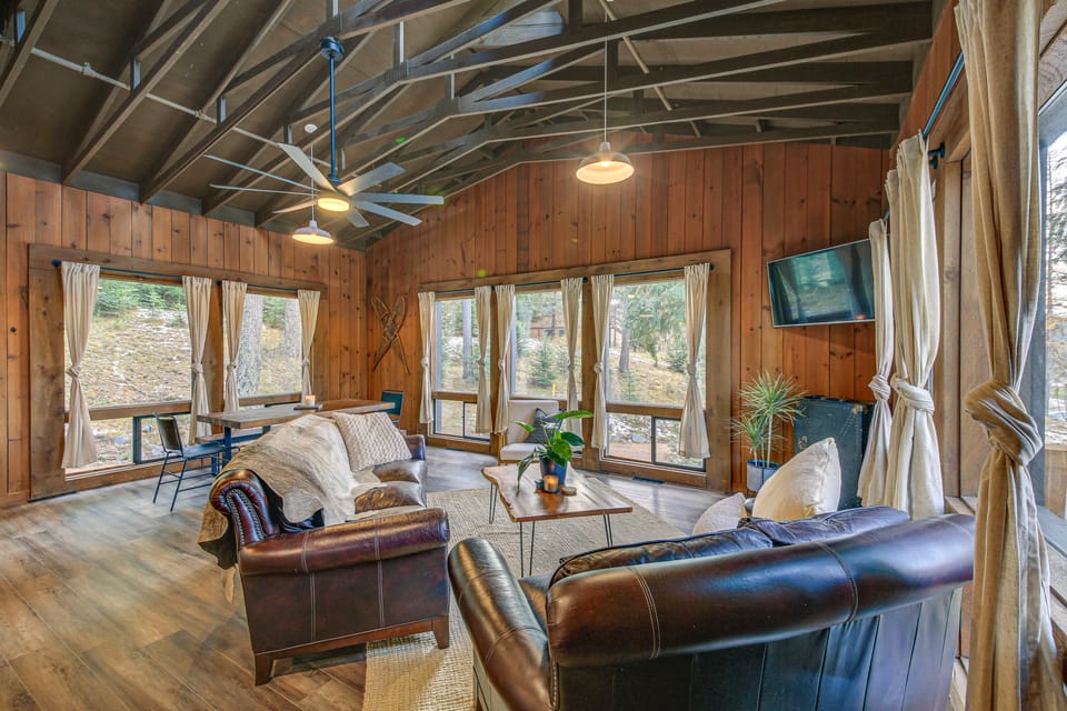 Bonners Ferry Cabin w/ Wraparound Deck & Views! House in Idaho