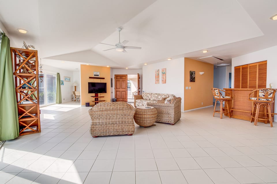 Oceanfront Keaau Gem: Ocean & Sunrise Views, Pool House in Hawaiian Paradise Park