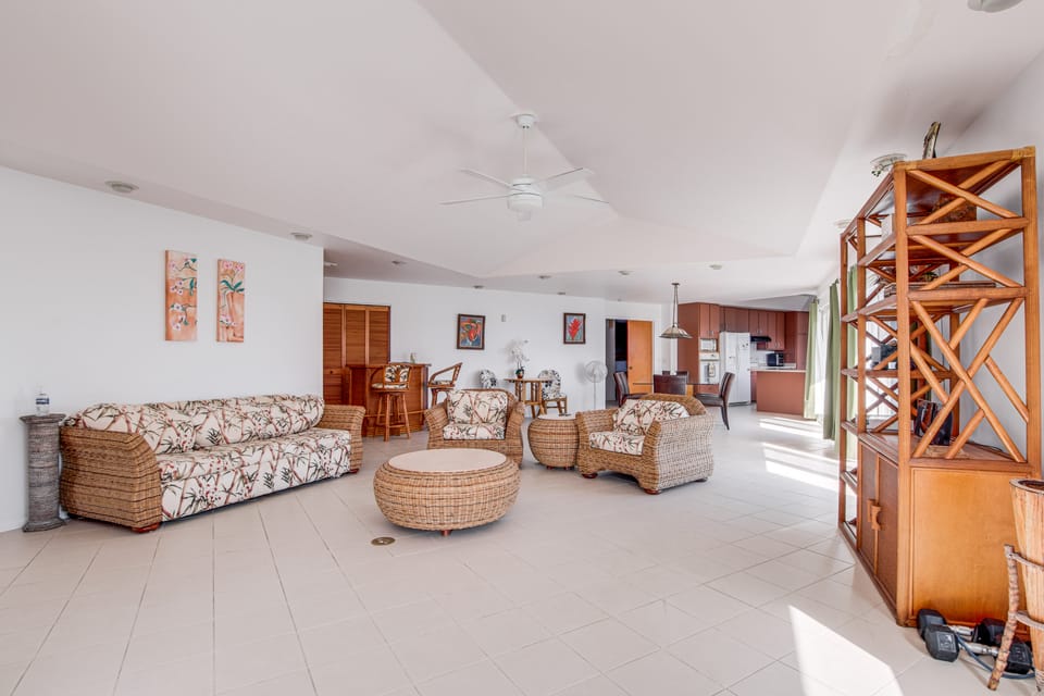 Oceanfront Keaau Gem: Ocean & Sunrise Views, Pool House in Hawaiian Paradise Park