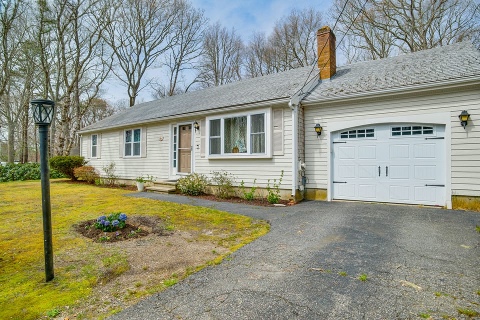 Golf & Unwind: Family Home 2 Mi to Covell’s Beach! House in Centerville