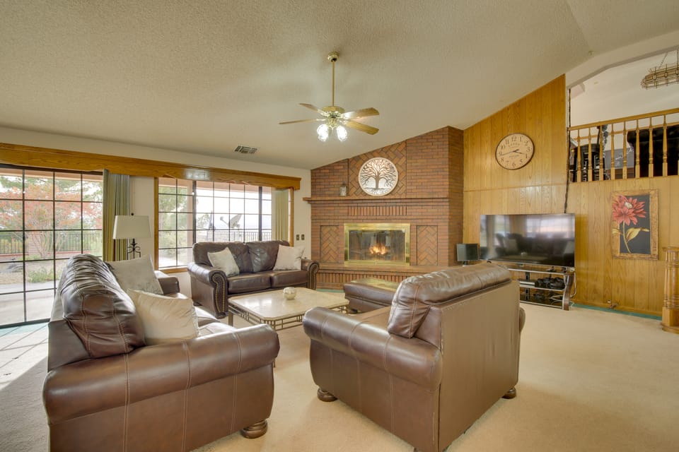 Spacious California Oasis: Patio, Fireplace & Pool House in Southern California