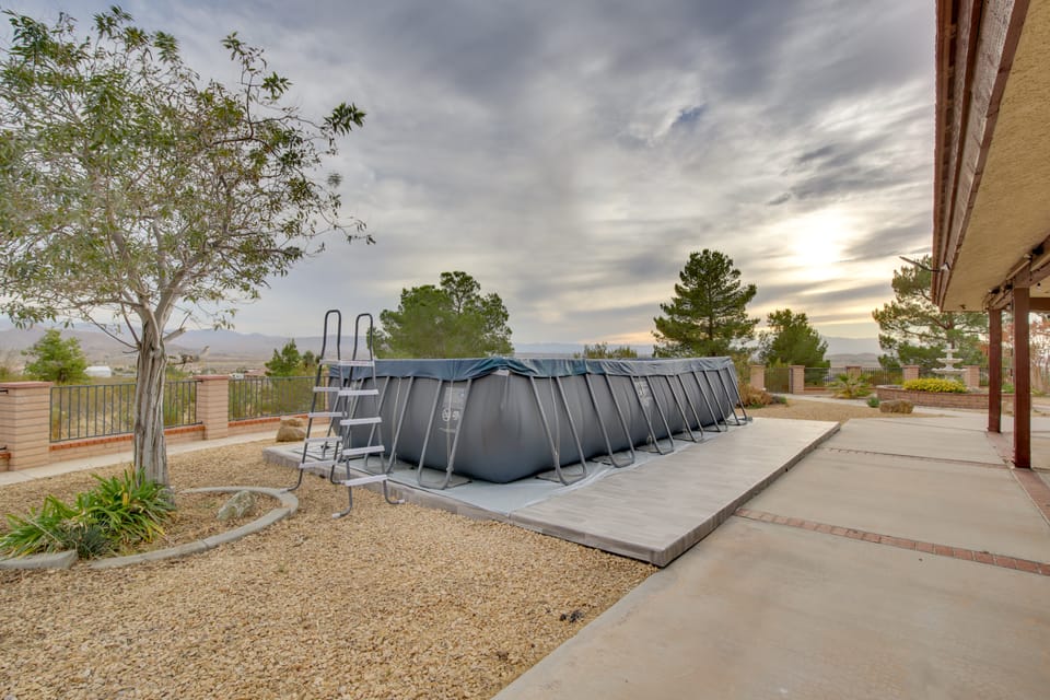 Spacious California Oasis: Patio, Fireplace & Pool House in Southern California