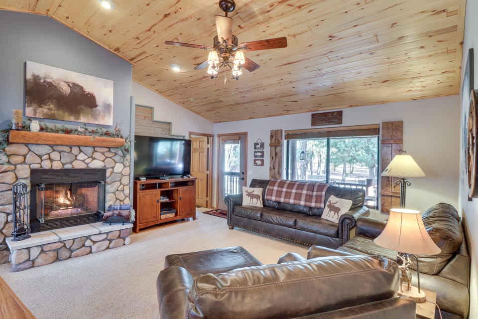 3 Mi to Fool Hollow Lake: Cozy Cabin w/ Fire Pit House in Show Low