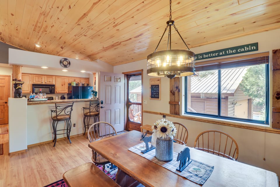 3 Mi to Fool Hollow Lake: Cozy Cabin w/ Fire Pit House in Show Low