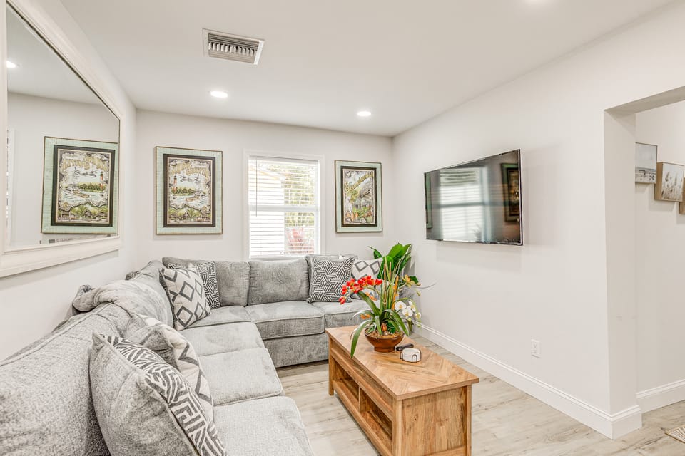 Heated Pool + Backyard: North Palm Beach Retreat! House in Palm Beach Gardens
