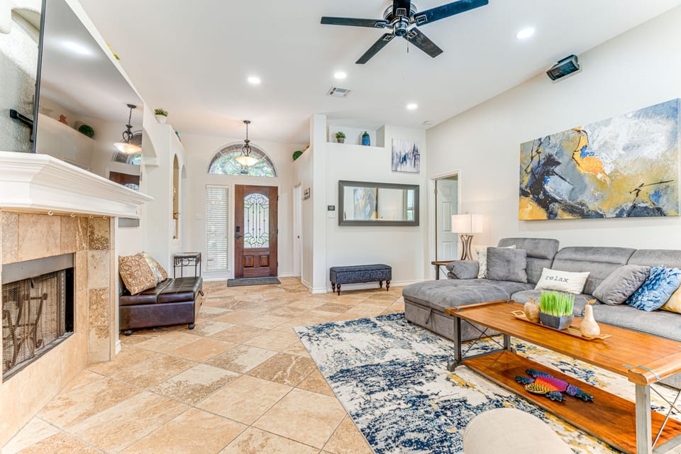 Pool, Hot Tub & BBQ: Family Home in Round Rock House in Round Rock