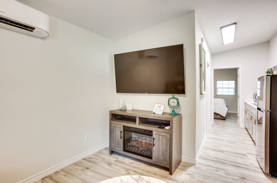 Peaceful Montgomery Vacation Rental w/ Porch! Cottage in Texas