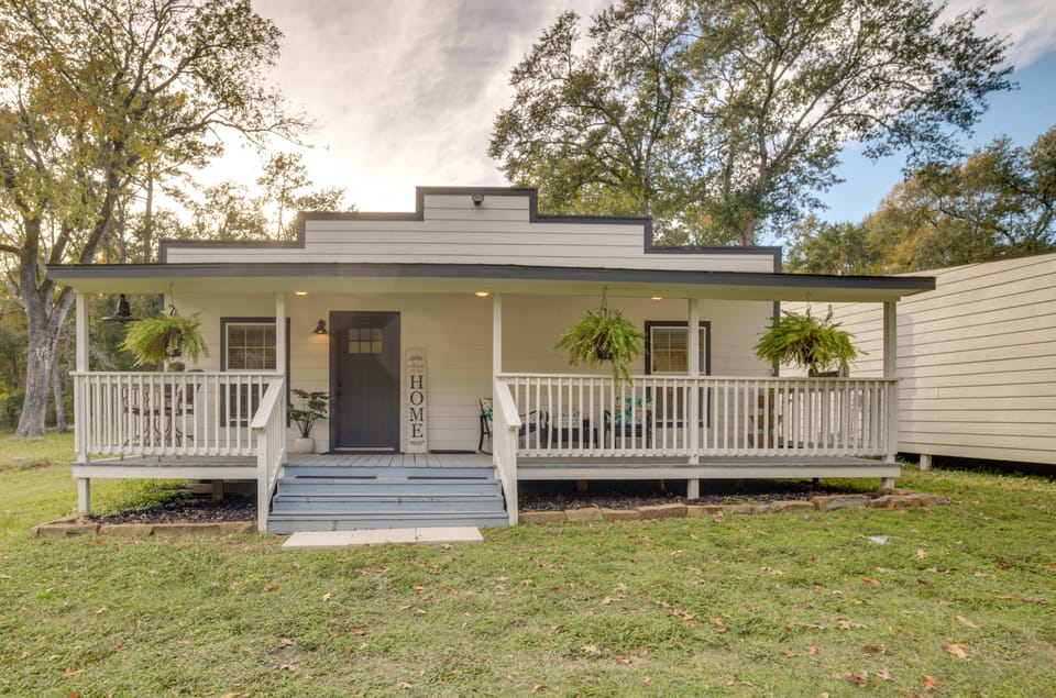 Peaceful Montgomery Vacation Rental w/ Porch! Cottage in Texas