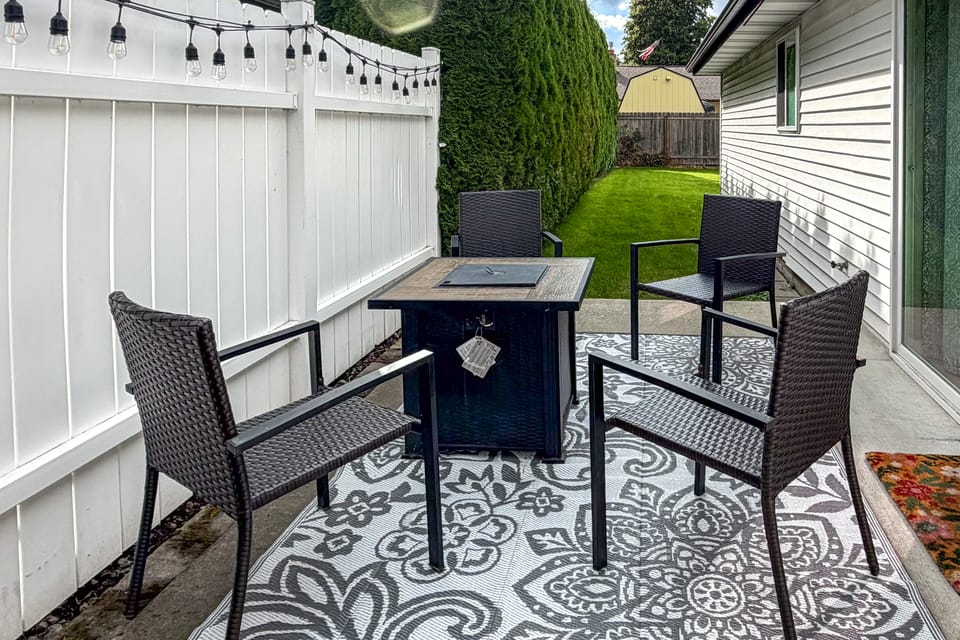 Updated Duplex Home < 1 Mi to Downtown Enumclaw! House in King County