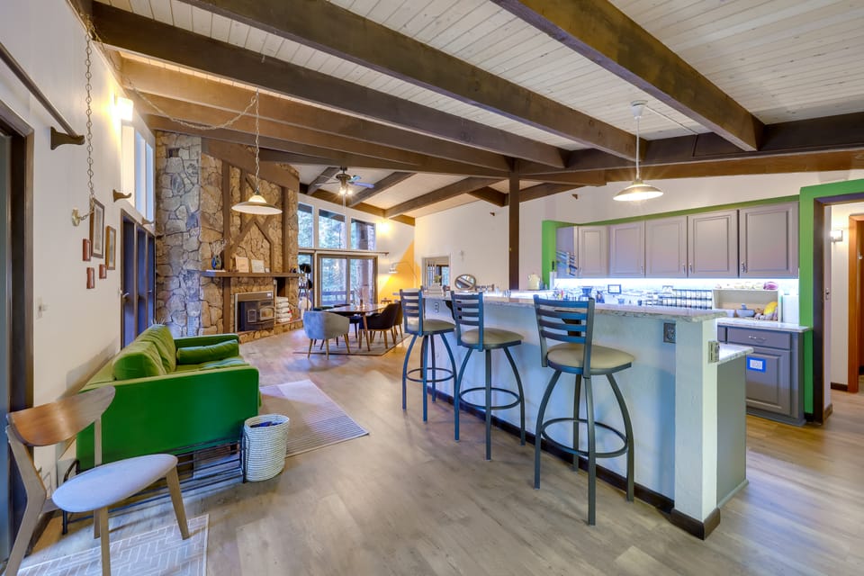 Mid-Century Cabin: Creekside, Easy Access to i-70 House in Colorado