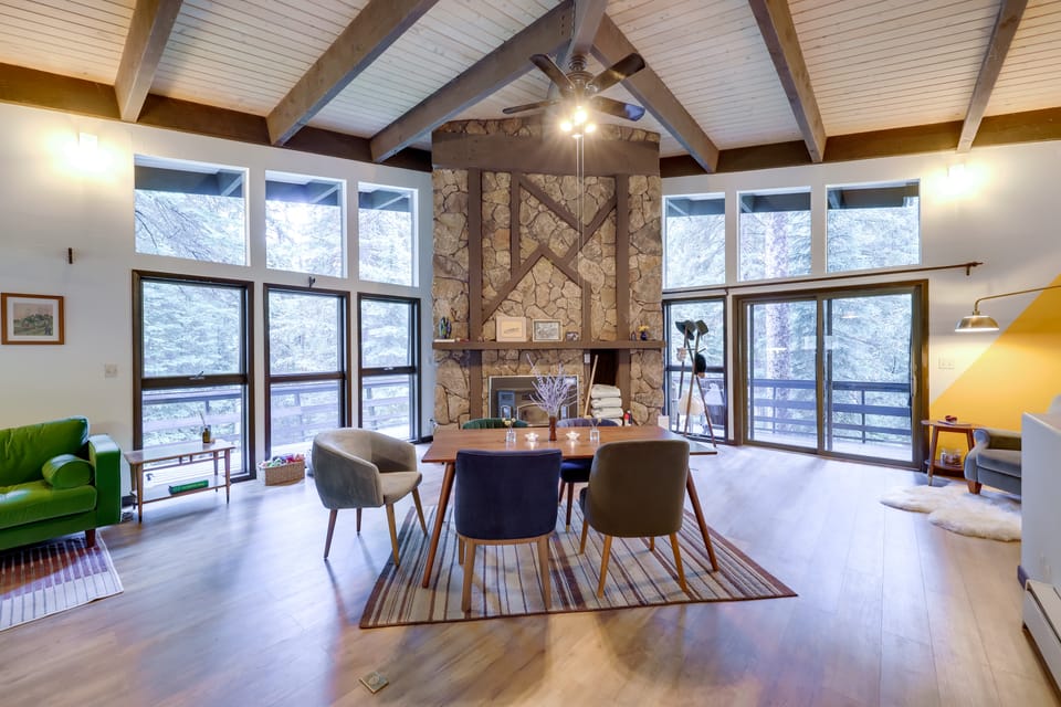 Mid-Century Cabin: Creekside, Easy Access to i-70 House in Colorado