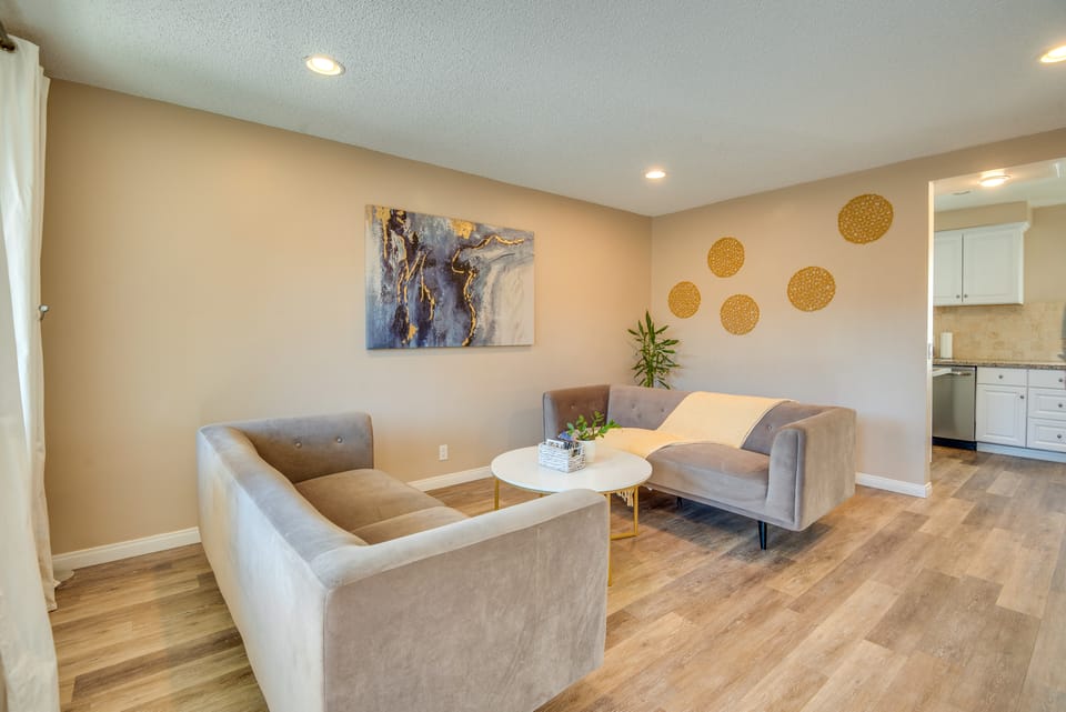 LA Condo ~ 1 Mi to The Kia Forum & SoFi Stadium Apartment in Inglewood