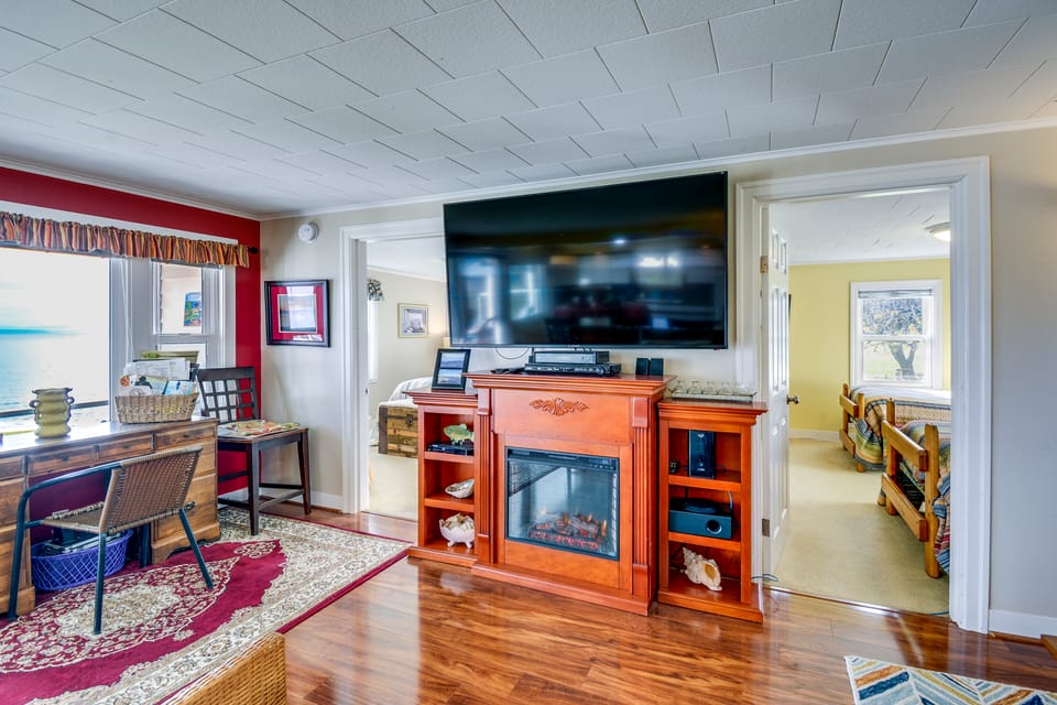 Bayfront Port Hadlock Retreat w/ Grill & Deck! House in Marrowstone Island