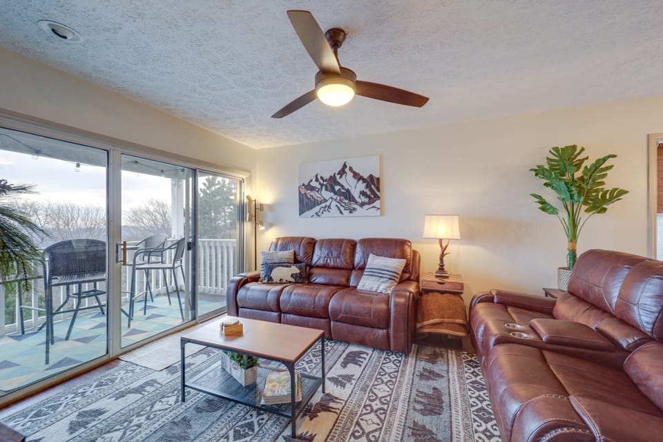 Cozy Condo w/ Balcony & Views in Beech Mountain! Apartment in Beech Mountain
