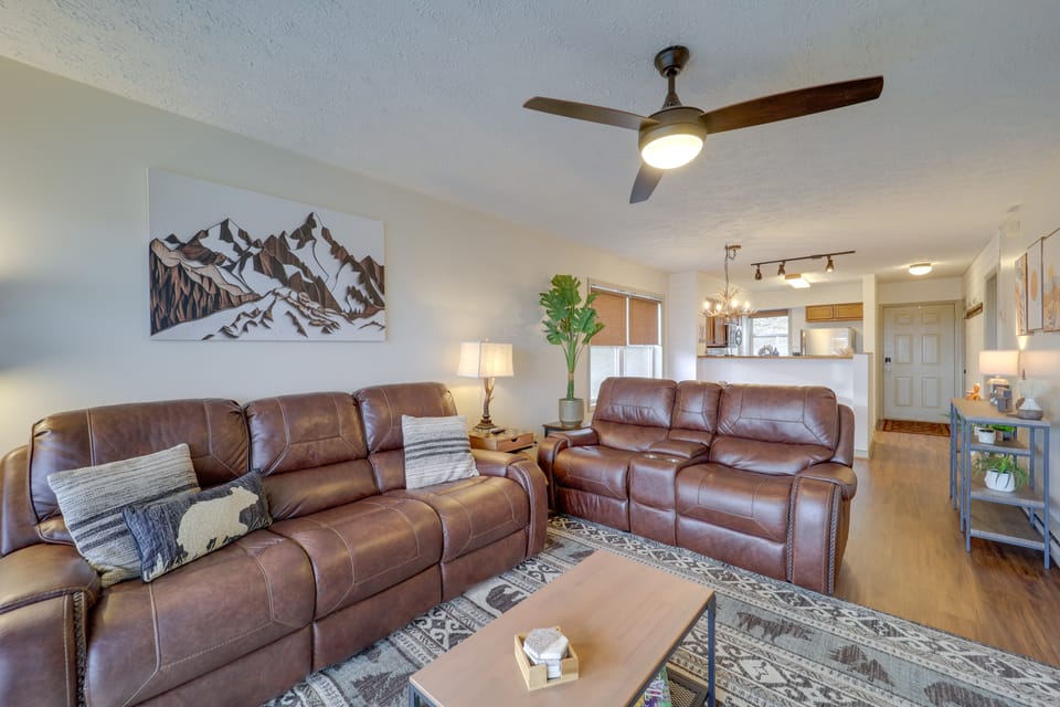 Cozy Condo w/ Balcony & Views in Beech Mountain! Apartment in Beech Mountain