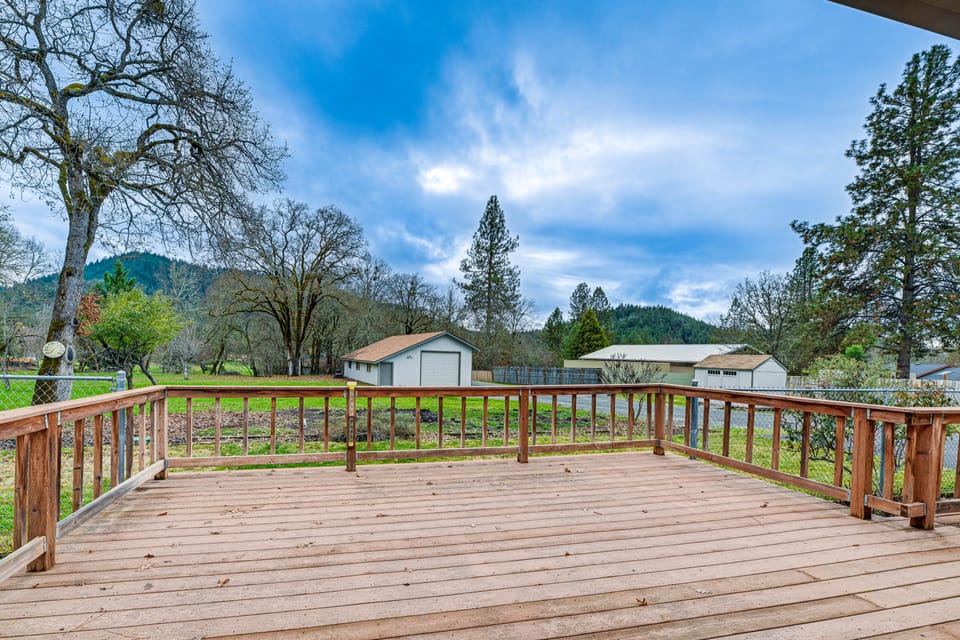 Fishing & Rafting Retreat: 7 Mi to Rogue River! House in Oregon